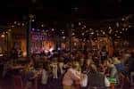 Escenario con banda tocando en vivo durante la noche