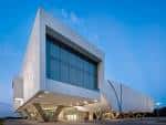 Fachada moderna del museo bajo cielo azul al atardecer