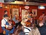 Concierto en vivo en el interior del Station Inn con músicos tocando instrumentos acústicos