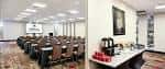 Sala de conferencias con mesas dispuestas para evento corporativo