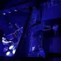 Escenario iluminado en azul durante un concierto en vivo