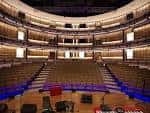 Vista panorámica del auditorio del CMA Theater con niveles de balcones