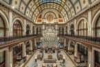 Vista panorámica del gran vestíbulo con cúpula de vidrio y arquitectura clásica