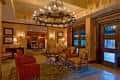 Interior del lobby del Hotel Granduca Houston con decoración elegante y iluminación cálida