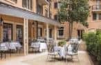 Área de comedor al aire libre en el patio del hotel