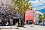 Fachada contemporánea del complejo con detalles arquitectónicos distintivos