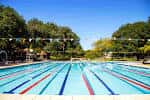 Piscina al aire libre en Katherine Fleischer Park con carriles de natación y banderines decorativos
