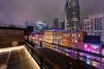 Terraza rooftop del Moxy Nashville Downtown con vistas a la ciudad de Nashville