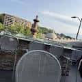 Vista del rooftop de O'Dowd's Gastrobar con mesas y sillas al aire libre