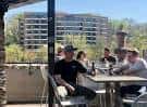 Grupo de personas disfrutando en la terraza del gastrobar