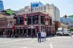 Fachada diurna del local Rippy's Honky Tonk en una calle de Nashville