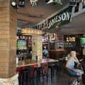 Interior del bar con barra, taburetes y decoración temática