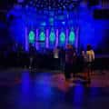 Interior del venue con ambiente nocturno y luces azules