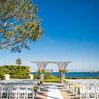 Ceremonia de boda al aire libre con arcos decorativos frente al océano