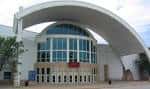 Vista exterior del Hale Arena con su característica cúpula blanca y fachada de cristal