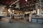 Interior del taproom con barra de madera y estructura industrial
