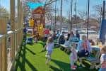 Vista exterior del Wakefield Crowbar con su patio de césped artificial y zona de juegos para niños