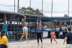 Actividad deportiva en el patio del Wakefield Crowbar: juego de voleibol de playa