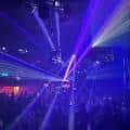 Interior del Numbers Nightclub con luces de neón y ambiente festivo
