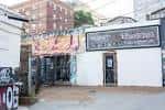 Vista exterior del local The End en Nashville con su letrero distintivo