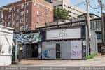 Fachada del club The End en West End, mostrando el entorno urbano