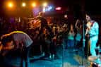 Concierto en vivo en The End con banda actuando en el escenario