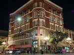 Fachada iluminada del Keating Hotel por la noche