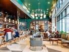 Área principal del salón con barra, sillas altas y decoración moderna