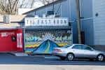 Fachada exterior del local The East Room con mural colorido y letrero distintivo