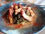 Plato de pulpo con guarnición en plato azul
