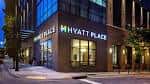 Fachada exterior del Hyatt Place Nashville Downtown al atardecer