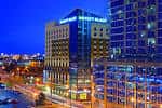 Vista panorámica nocturna del hotel en el centro de Nashville