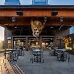 Vista exterior del rooftop de Goodnight Nashville con decoración temática