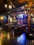 Interior del bar de Goodnight Nashville con iluminación cálida y ambiente acogedor