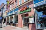 Fachada exterior del Margaritaville en Nashville con letrero verde y arquitectura urbana