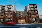 Fachada completa del establecimiento integrado entre edificios residenciales en Charlotte
