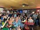 Interior del bar lleno de gente durante un evento o concierto en vivo