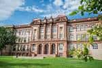 Vista frontal del edificio principal de North High School con arquitectura clásica y jardines