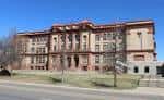 Fachada lateral del colegio bajo cielo despejado, mostrando detalles históricos del edificio