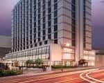 Fachada exterior del Hutton Hotel en Nashville al atardecer
