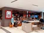 Interior del Ole Red Nashville Airport con barra y zona de asientos