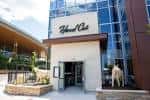 Vista exterior diurna de Hand Cut Chophouse Nashville con fachada moderna y letrero visible