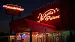Fachada nocturna del Nashville Palace con letrero de neón