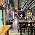 Interior del bar con mesas altas y decoración temática