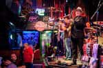 Músicos tocando blues en vivo en el escenario del Bourbon Street Blues & Boogie Bar
