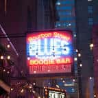 Letrero de neón iluminado del Bourbon Street Blues & Boogie Bar por la noche
