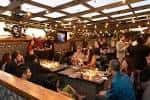 Interior del The Cordova Bar con ambiente festivo y luces cálidas