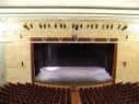 Interior del auditorio con escenario y butacas dispuestas para eventos