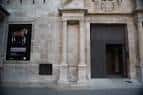 Entrada principal del museo con detalles arquitectónicos en piedra