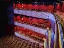 Interior del auditorio con palcos rojos y decoración clásica